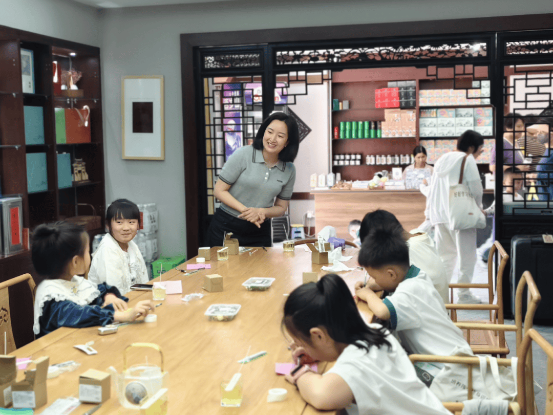 博举办“以香传情·手作感恩”母亲节主题社教活动麻将胡了试玩网站免费以传统工艺致敬母爱——中徽(图2)